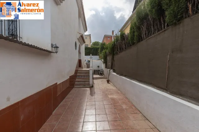 Casa independiente con piscina en La Zubia. — 35