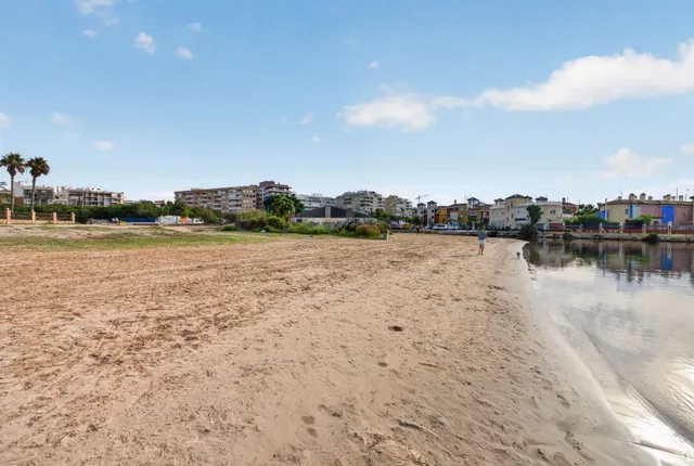 Amplio apartamento de 4 dormitorios a pocos pasos de la Playa del Acequión, Torrevieja — 31