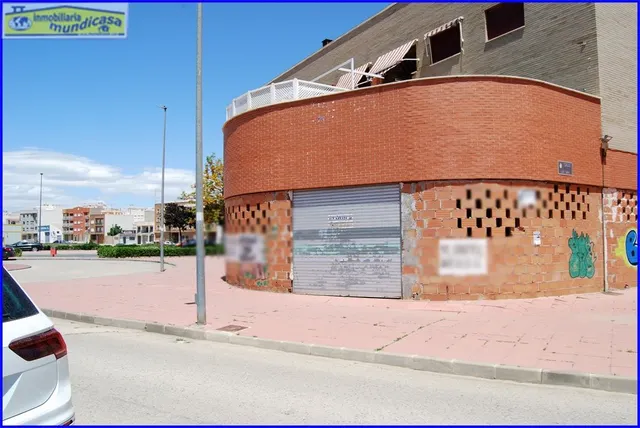 Amplio local comercial en planta baja y sótano con fachada a carretera — 4