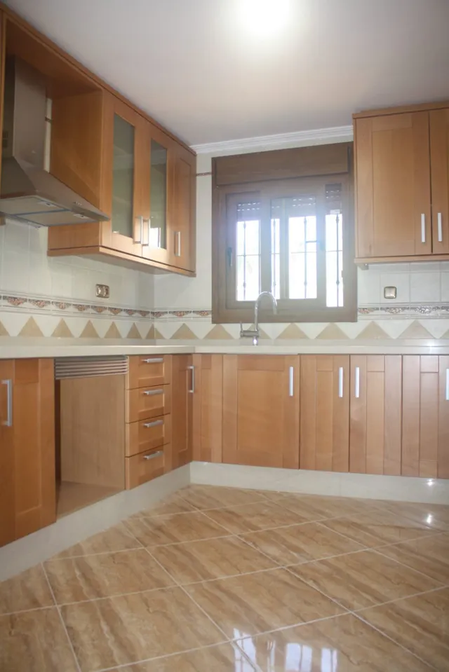Fantástico Chalet Estilo Mediterráneo en Los Altos de Torrevieja con 3 Dormitorios y 4 Baños — 8