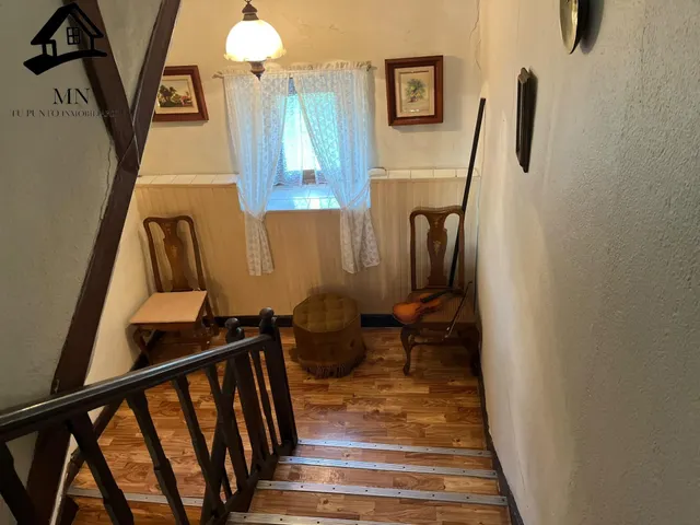 Casona Independiente Tradicional de Piedra con Balconada y Jardín Urbano en Penagos — 20