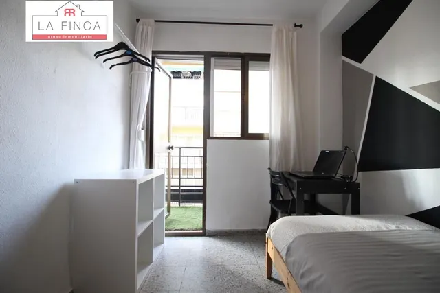 Edificio  con local comercial en plena Calle Victoria — 18