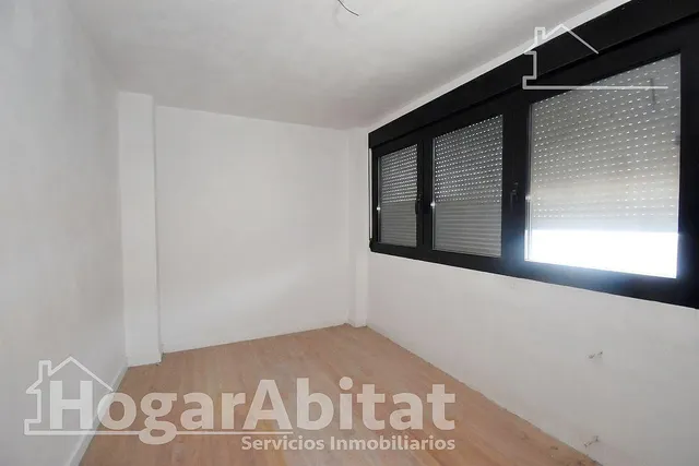 ¡Perfecto para invertir! Casa de cuatro alturas  para reformar con garaje y dos terrazas, cerca del centro — 23
