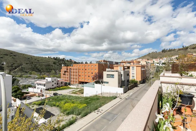 Adosada en el nuevo acceso a la Alhambra — 33