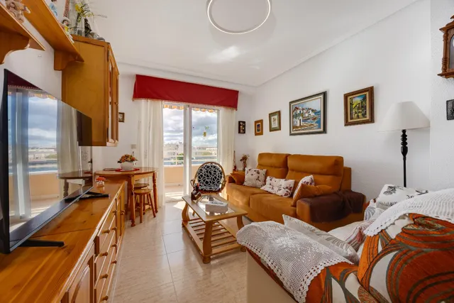 Encantador Apartamento de 2 dormitorios y 1 baño con piscina - foto 2