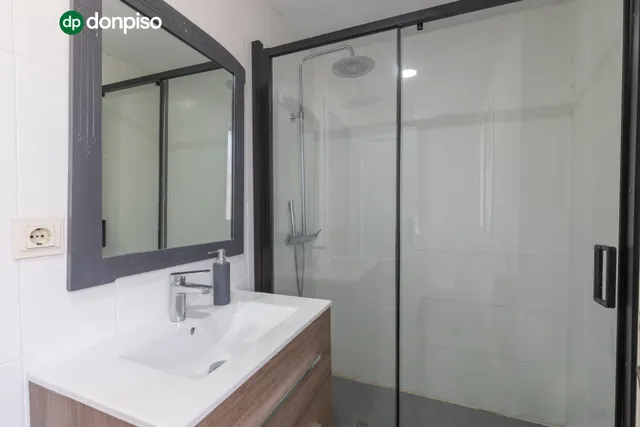 Casa independiente con piscina en La Zubia. — 31