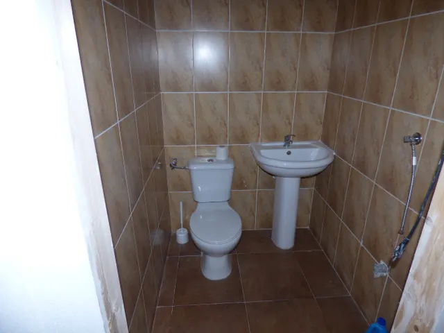 Local situado en Marina Española, de 96 m2, reformado, con pavimento de gres, dos estancias y dos aseos. — 6