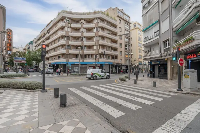 Piso de 87 m2 con 3 dormitorios en Pedro Antonio de Alarcón 27, junto a Recogidas — 44