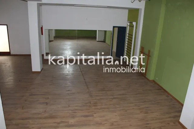 Se alquila  local comercial — 27