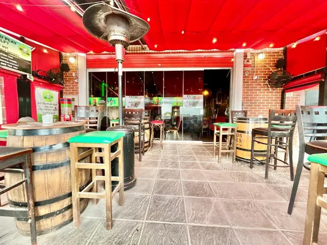 Traspaso bar equipado con terraza en zona comercial – 95.000 - foto 2