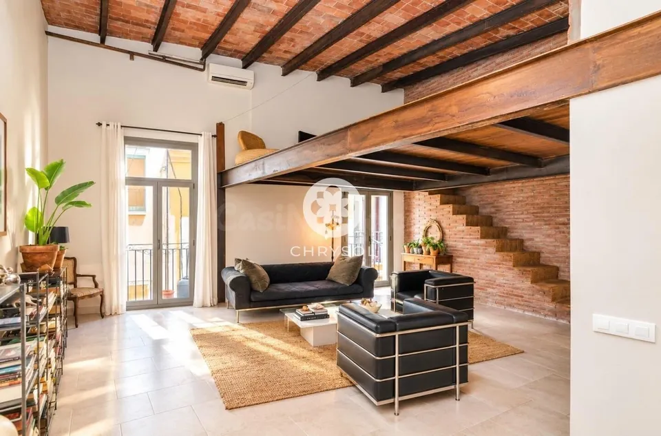 Loft industrial único en El Born · 104 m2 · techos de hasta 4,5 m · altillo de 22 m2 · dos balcones