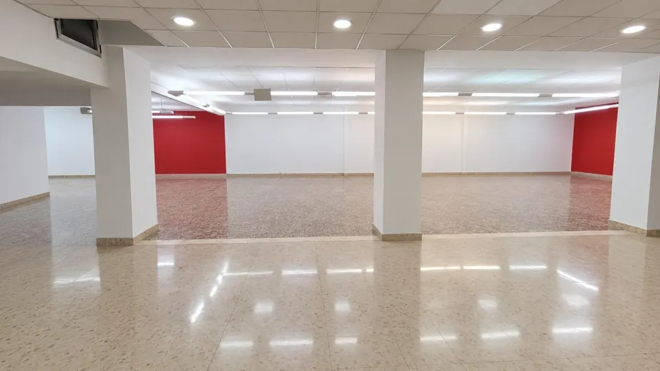 Local comercial de 482 m2 en alquiler junto al mercado de ruzafa – ideal para supermercado