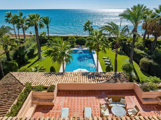 ESPECTACULAR CASA A PIE DE PLAYA - ESTEPONA