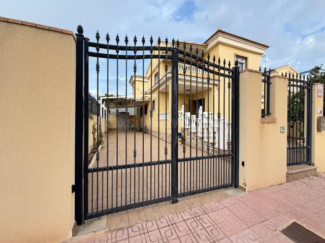 VILLA EN CAMPOAMOR "LOMAS DE DON JUAN" DE 4 DORM. 2 BAÑOS. CON SUPERFICIE DE 133 M2 Y PARCELA DE 74 M2. CON PISCINA. — 4
