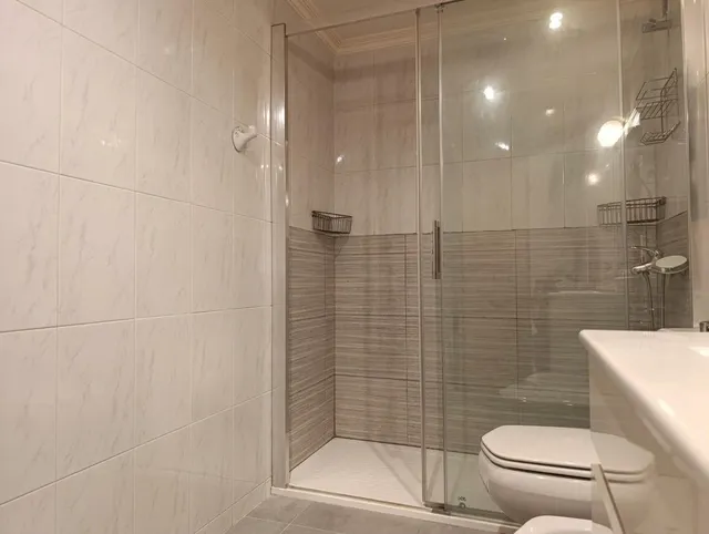 Gamarra Iturregui Consultores Inmobiliarios pone a su disposición este espacioso y luminoso piso con 3 habitaciones, 1 baño, cocina independiente, salón comedor, trastero, ascensor y garaje — 13