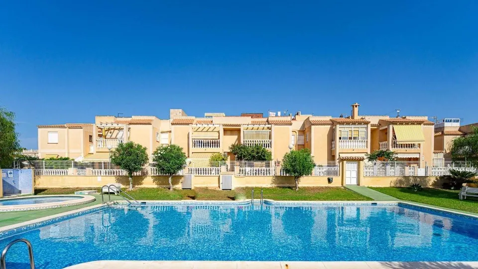 Bungalow en planta baja de 3 dormitorios con jardín y piscina comunitaria en Torrevieja