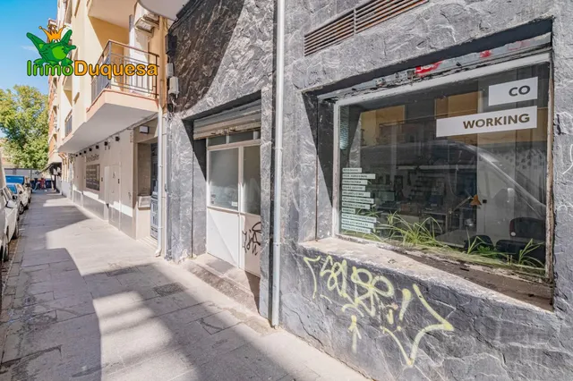 Local comercial de 87 m2 junto a calle Obispo Hurtado. Con doble altura. — 2