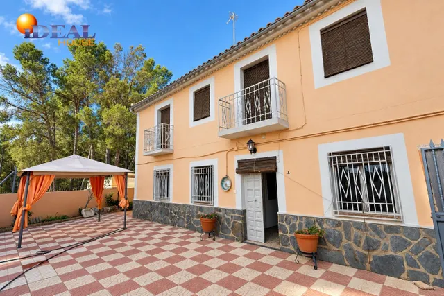 Amplia casa independiente de seis dormitorios a un paso del pantano de los Bermejales — 44