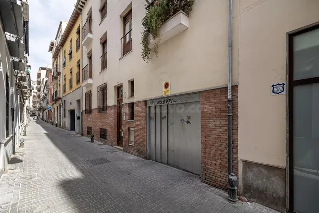 Plaza de garaje en el centro — 2