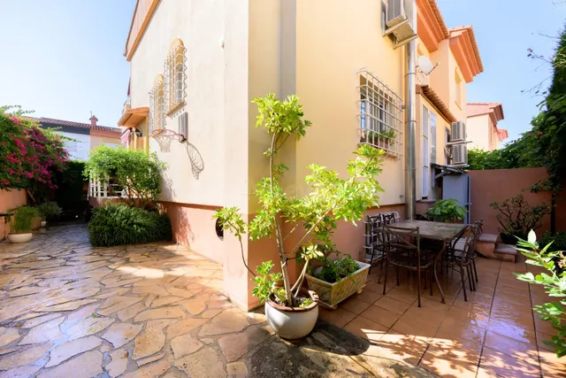 Chalet pareado en excelente estado con jardín y piscina comu - foto 4