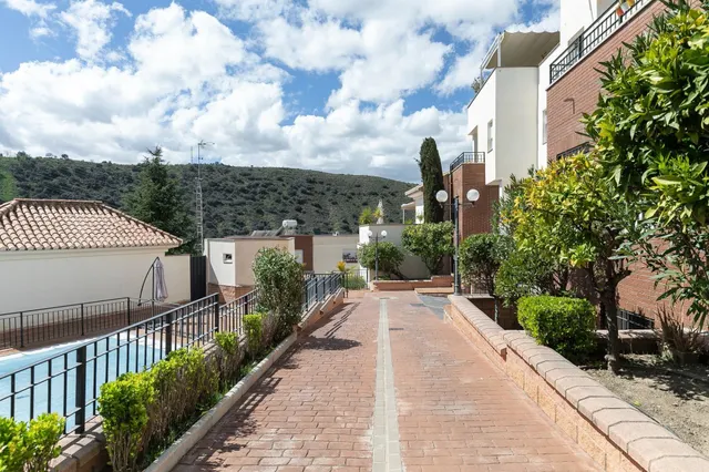 Adosada en el nuevo acceso a la Alhambra — 29