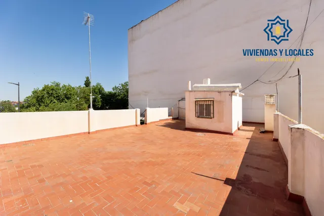 Local + vivienda en Avda. Cadiz — 32