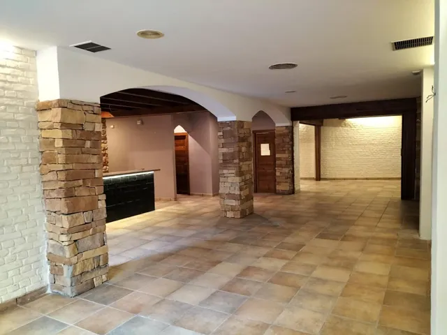 EN VENTA LOCAL COMERCIAL CON INQUILINOS — 11