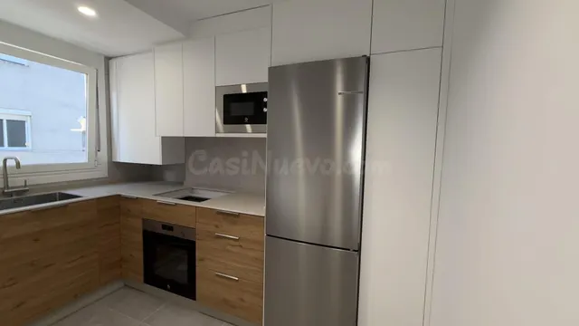 Piso de diseño completamente reformado en venta en Avenida d - foto 2