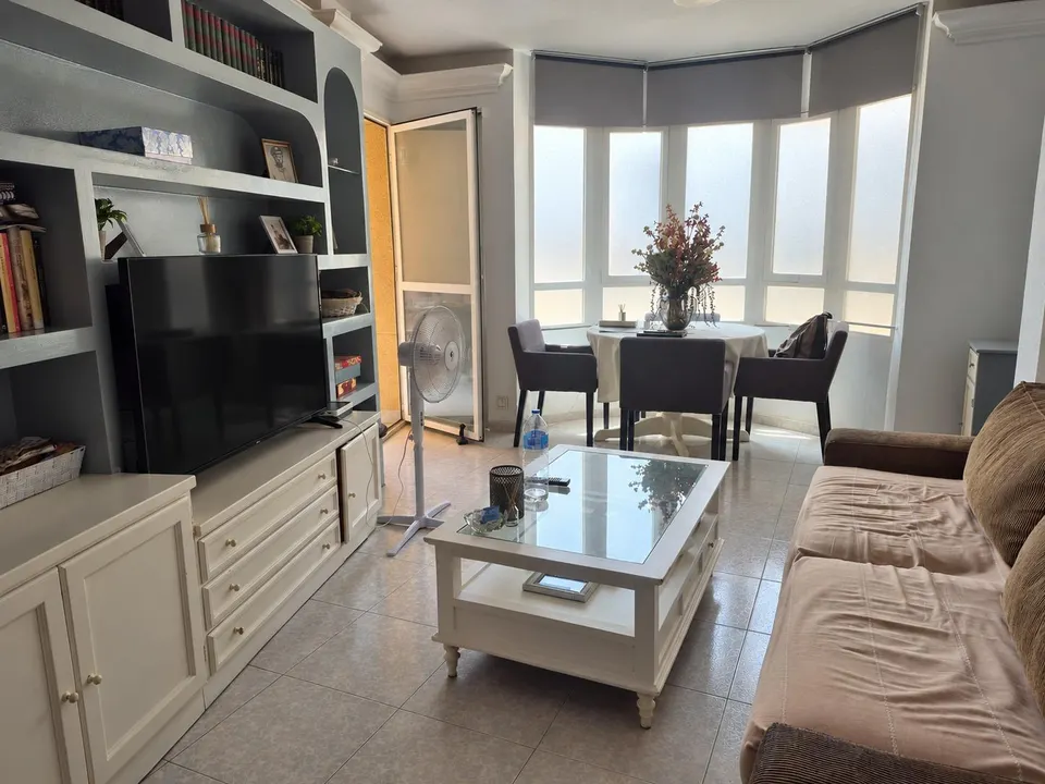 Piso en 1ª línea del mar, en el Corazón de Águilas, ¡Tu Nuevo Hogar a Pasos del Mar!