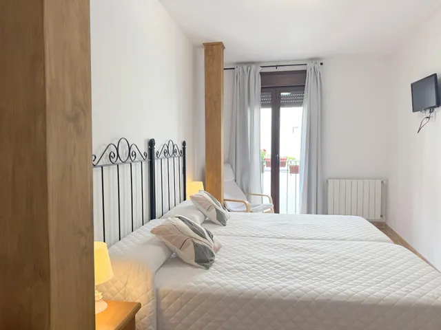 HOSTAL RESTAURANTE EN PLENO CASCO ANTIGUO DE CANDELEDA — 48