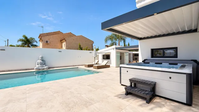 ESPECTACULAR VIVIENDA REFORMADA CON PISCINA, BODEGA, GIMNASIO Y UNA EXCEPCIONAL PRIVACIDAD — 15