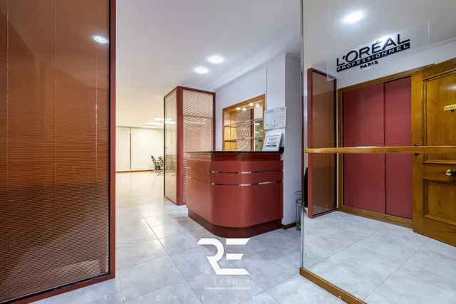 VENTA EN EXCLUSIVA DE OFICINA CON PELUQUERIA EN FUNCIONAMIENTO EN ZONA PRIME !! — 24
