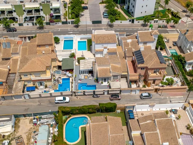 Villa con Encanto Español y Piscina Privada en Mil Palmeras — 24