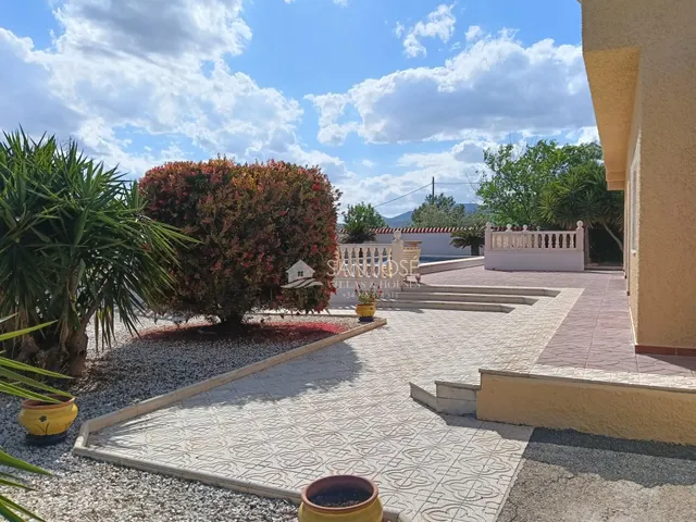 SE VENDE CHALET CON PISCINA EN BUEN ESTADO EN ASPE — 27