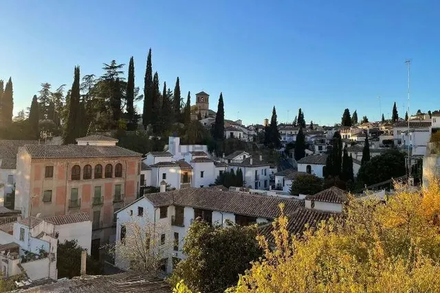 **SE ALQUILA CASA INDEPENDIENTE – CALLE MONTES CARLOS ** — 12