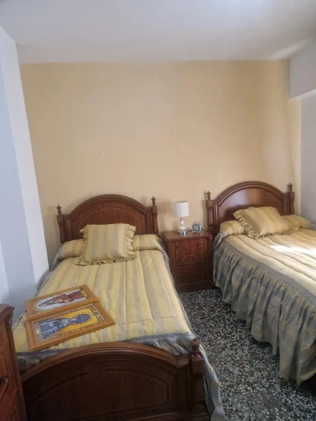 Piso exterior en esquina con ascensor, 3 dormitorios y terraza – Av. Barcelona — 10