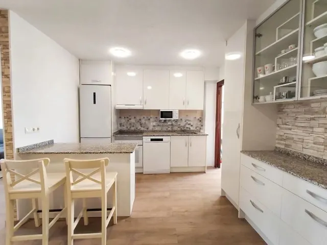 Piso reformado, amplio y luminoso cerca del mar - foto 4