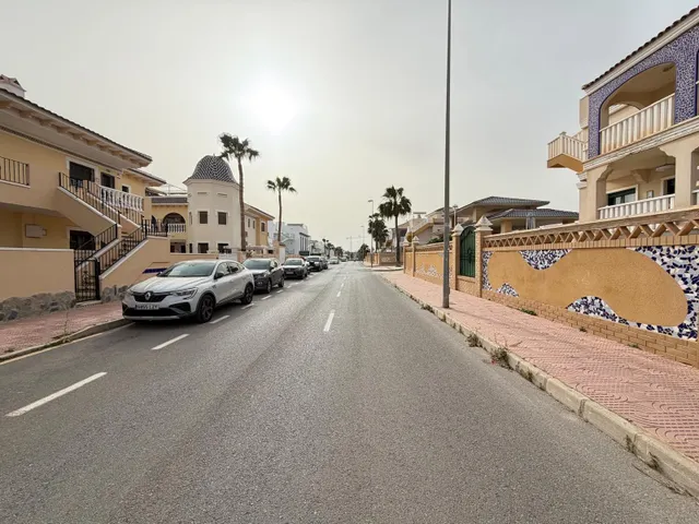 BUNGALOW EN PLANTA BAJA EN ROJALES CON JARDÍN DE 90 M2. 2 DORM. 1 BAÑO. SUPERFICIE DE 75 M2. PISCINAS COMUNITARIAS. — 50