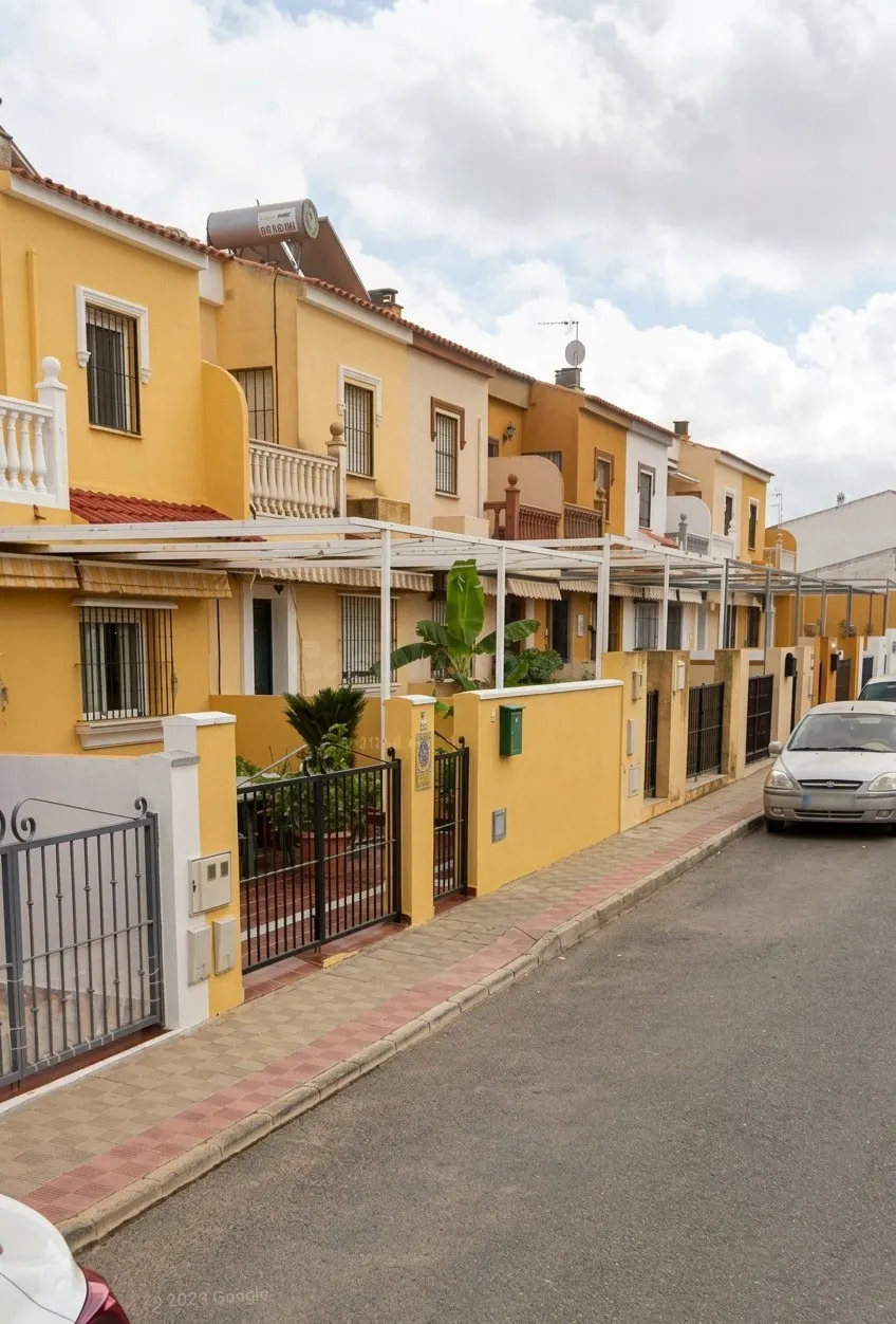 Casa adosada con terraza delantera, patio y 4 dormitorios