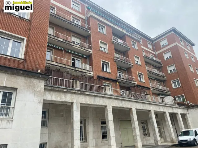 Gran piso de 321m2 con garaje cerrado y aparcamiento en urba