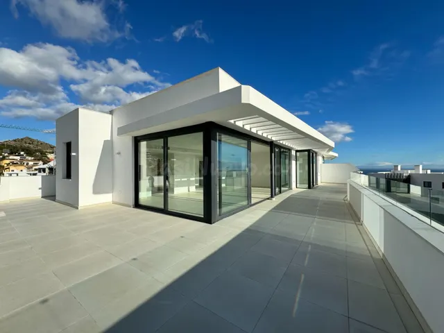 Ático de lujo de 3 dormitorios y 2 baños con vistas al mar. 