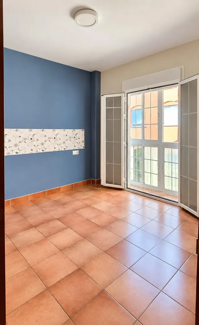 VIVIENDA ADOSADA EN CAMPOSOTO CON PATIOS Y  AZOTEA — 18