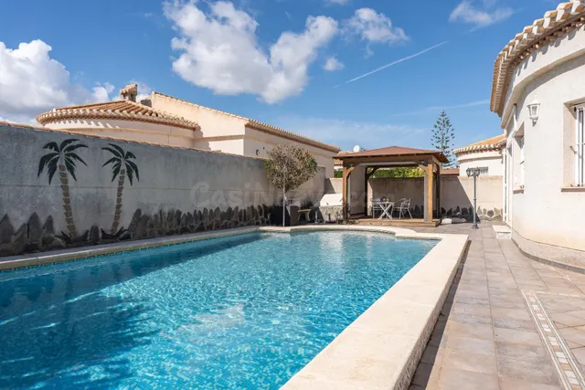 CHALET EN PLANTA BAJA CON 3 DORMITORIOS, GARAJE Y PISCINA EN - foto 5