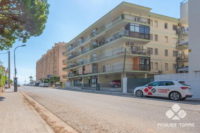 Piso con balcón y vistas laterales al mar en Segur de Calafell — 33