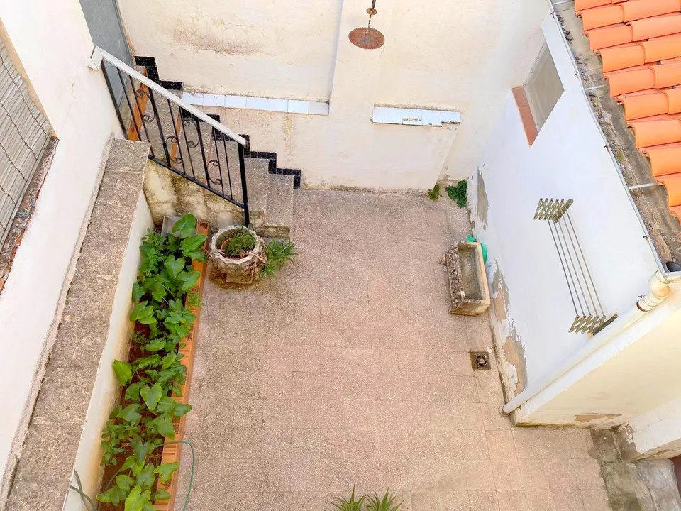 AMPLIA VIVIENDA CON PATIO Y GARAJE