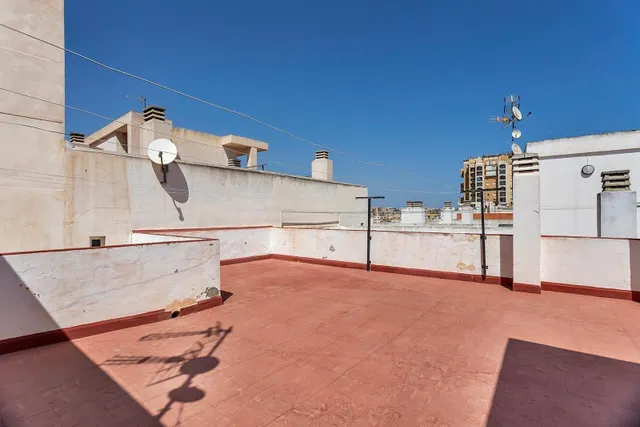 Apartamento reformado y espacioso (aprox. 101 m2 - 1.ª planta) con balcón orientado al sureste ¡y a tan solo 175 m de la Playa de los Locos! — 34