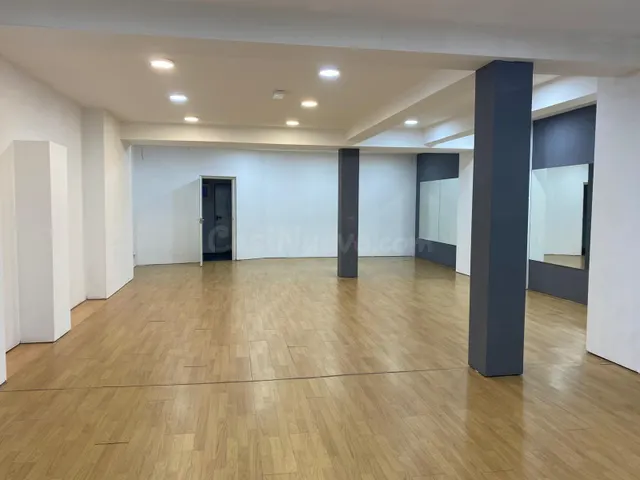LOCAL COMERCIAL TOTALMENTE REFORMADO, INSONORIZADO, 1 BAÑO Y