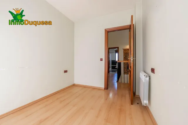 CHALET dividido en dos viviendas con piscina y zona ajardinadas. — 22