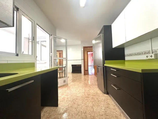 Amplio y Luminoso Piso en El Ejido Norte - Excelente Oportunidad por €129,900 — 6