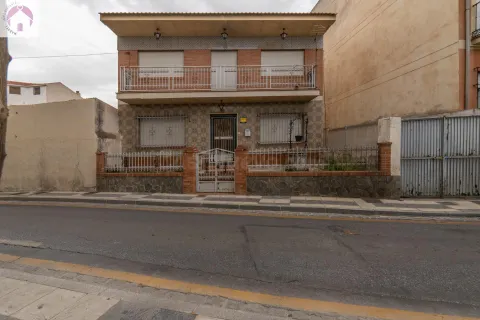 SE VENDE CASA CON UNA PARCELA DE 518 m2 (EN EL CENTRO DE LOS OGÍJARES).